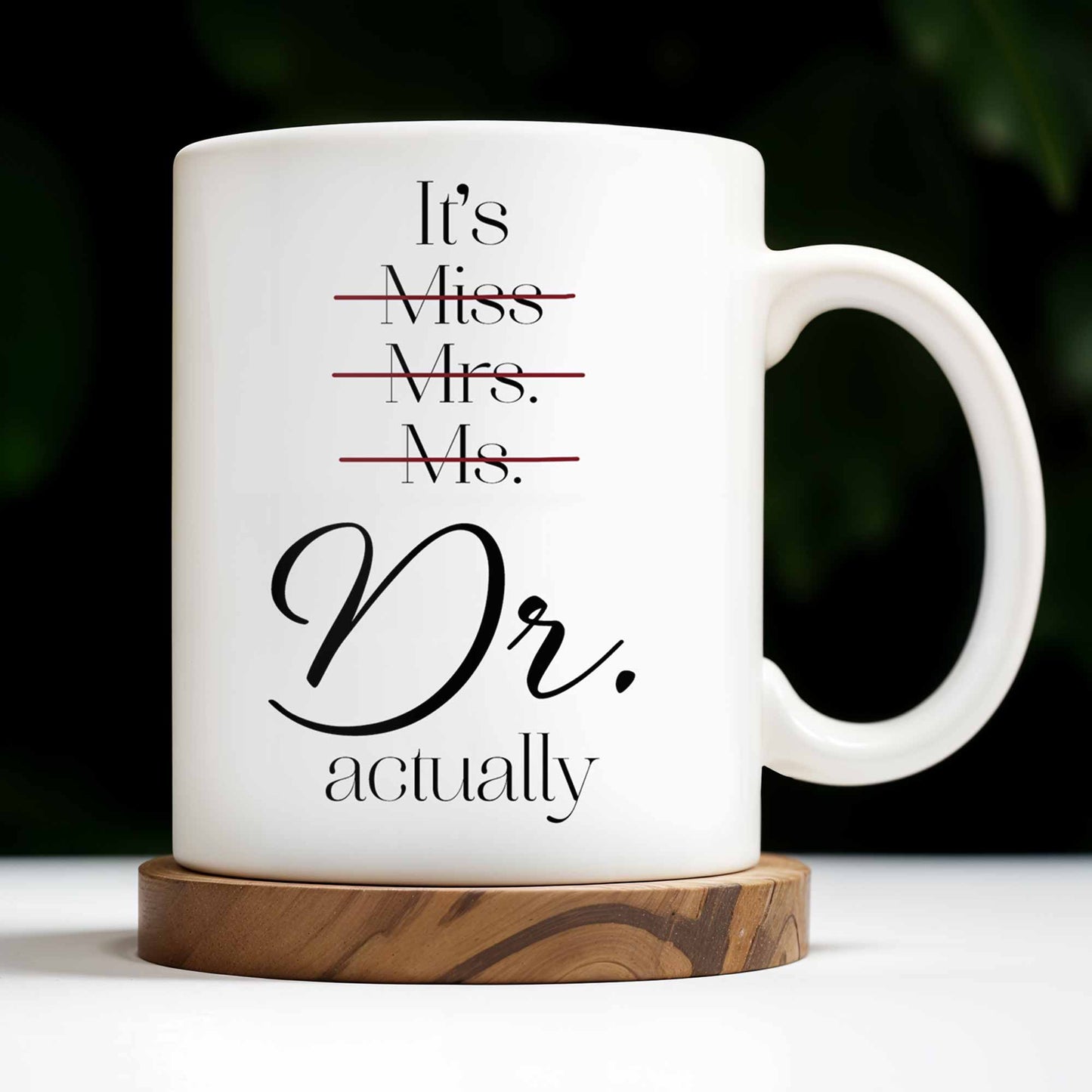 Soy la Srta. Sra. Dra., bata médica y estetoscopio - Taza de café personalizada - DOC016_MG