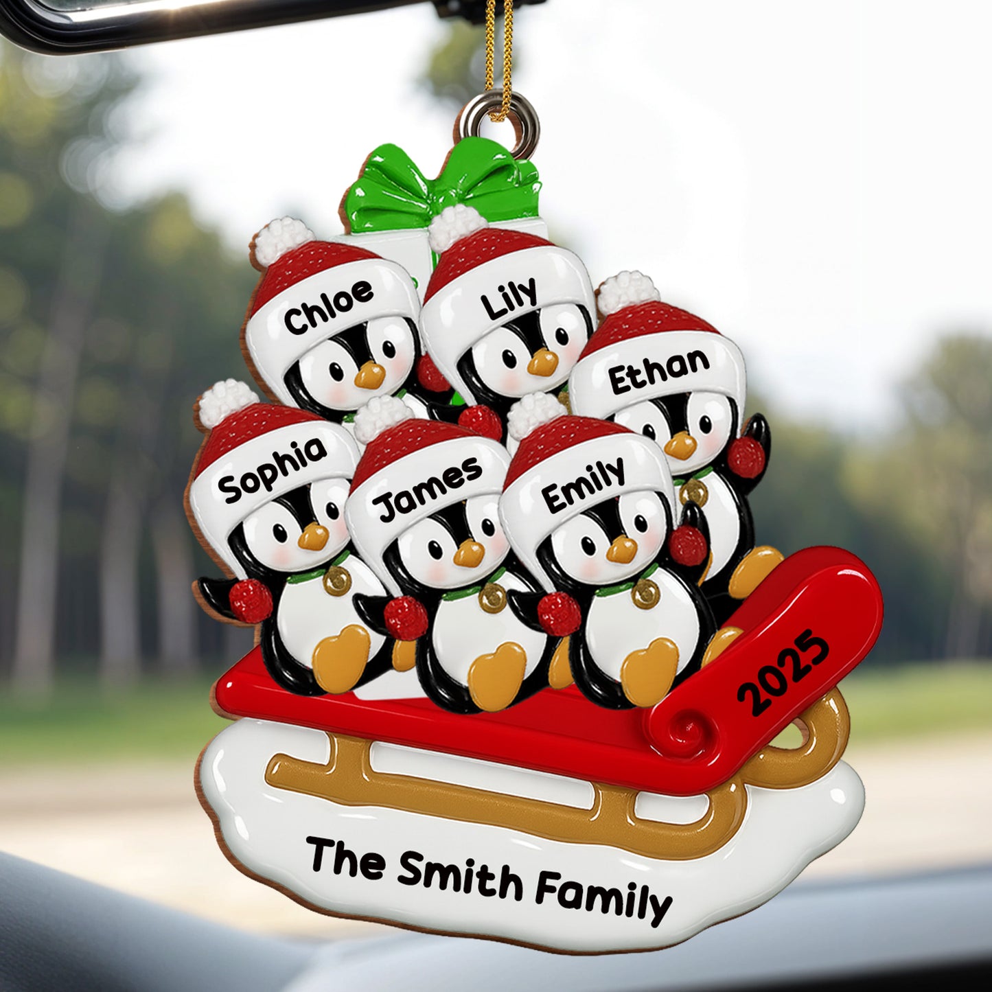 Celebra momentos felices en familia con pingüinos en trineo - Adorno de madera personalizado, forma personalizada - FAM453_WDO