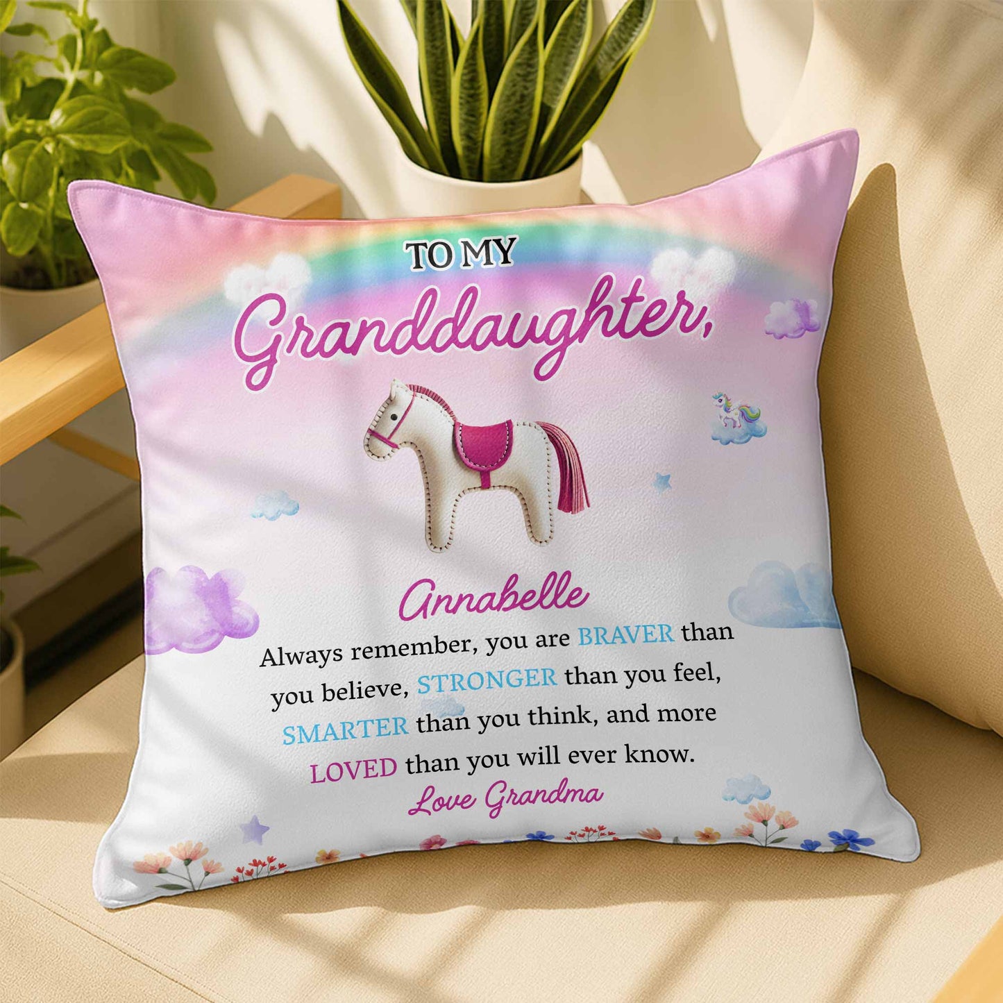 Message inspirant « Braver, Stronger, Smarter, Loved » avec cheval et fleurs – Coussin personnalisé, insert inclus – GDT214_PLW