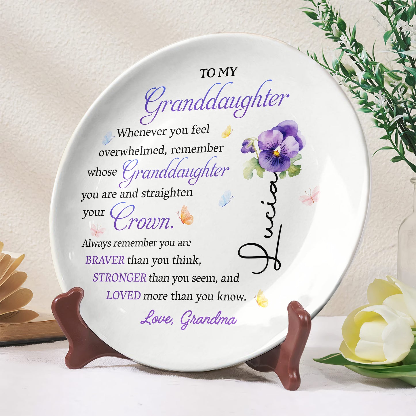 À ma petite-fille, chaque fois que tu te sens dépassée, souviens-toi de qui tu es la petite-fille et redresse ta couronne, tes pensées et ton papillon - Assiette en céramique personnalisée - GDT223_RPLA