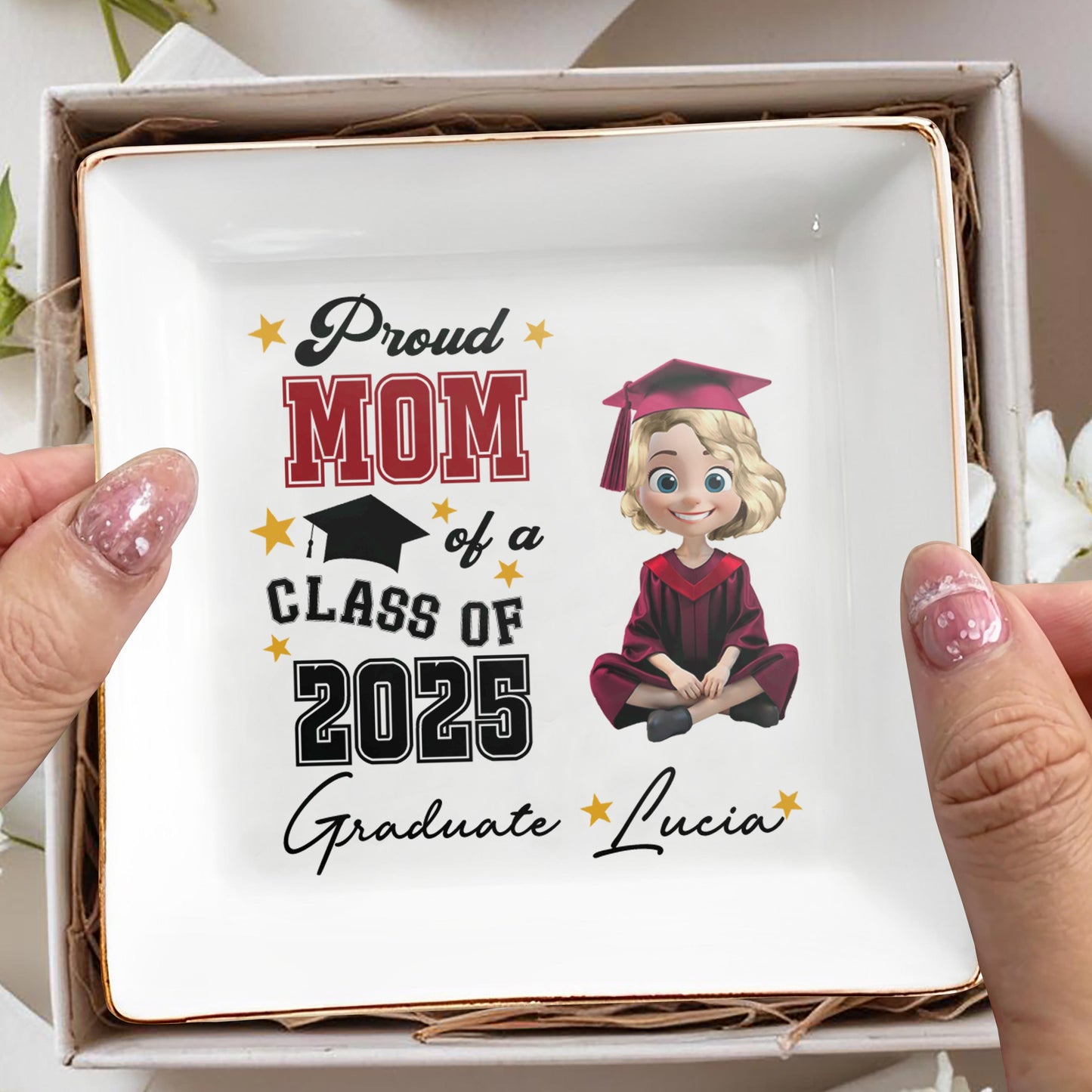 Fière maman d'une diplômée de la promotion 2025, chapeau de remise de diplôme et étoiles - Plat à bijoux personnalisé, plat carré en céramique - GRAD014_SCRD