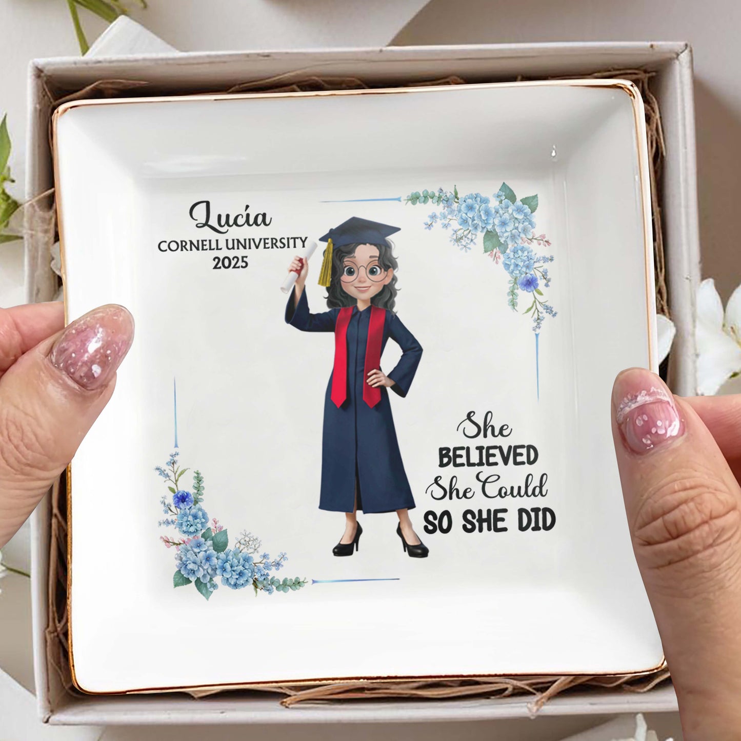 Elle croyait pouvoir le faire, alors elle l'a fait, chapeau de remise de diplôme et fleurs - Plat à bijoux personnalisé, plat carré en céramique - GRAD041_SCRD