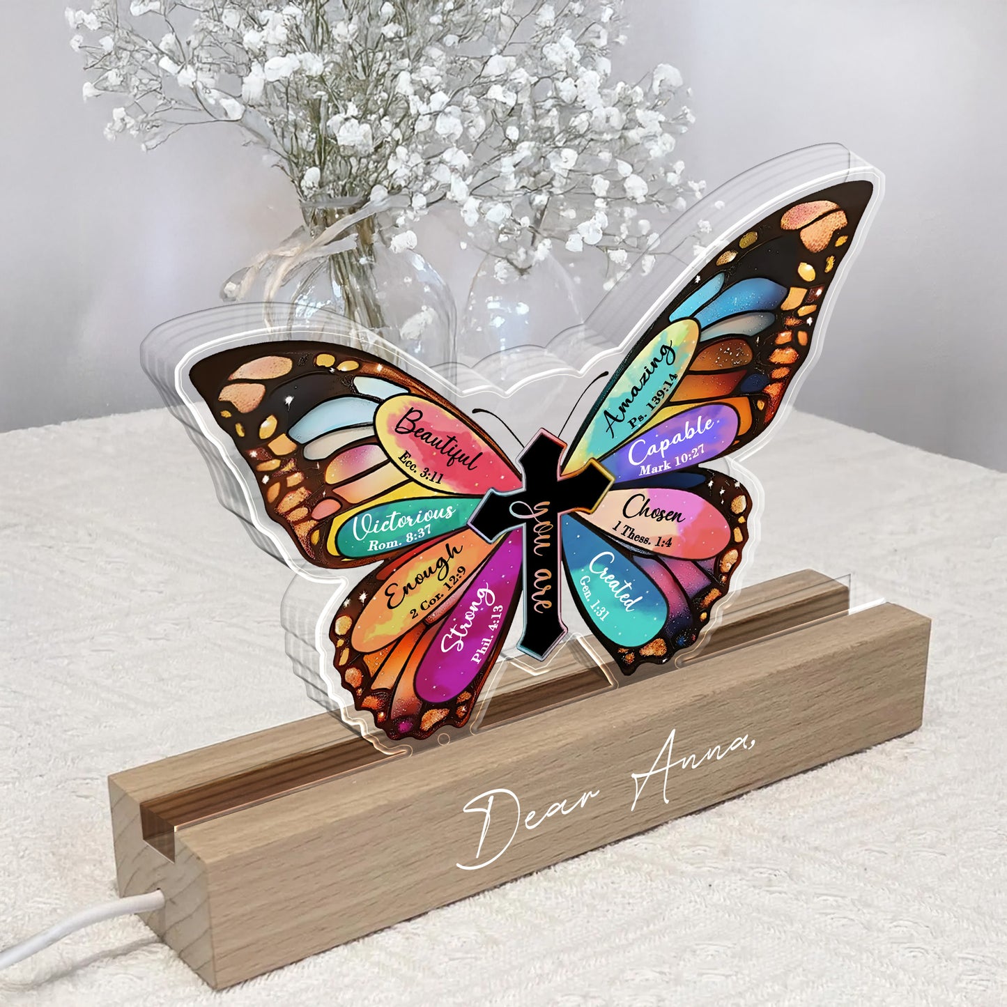 Hermoso, Victorioso, Suficiente, Fuerte, Asombroso, Capaz, Elegido, Creado, Mariposa y Cruz - Luz de noche LED personalizada con base de madera - FTH057_LEWO