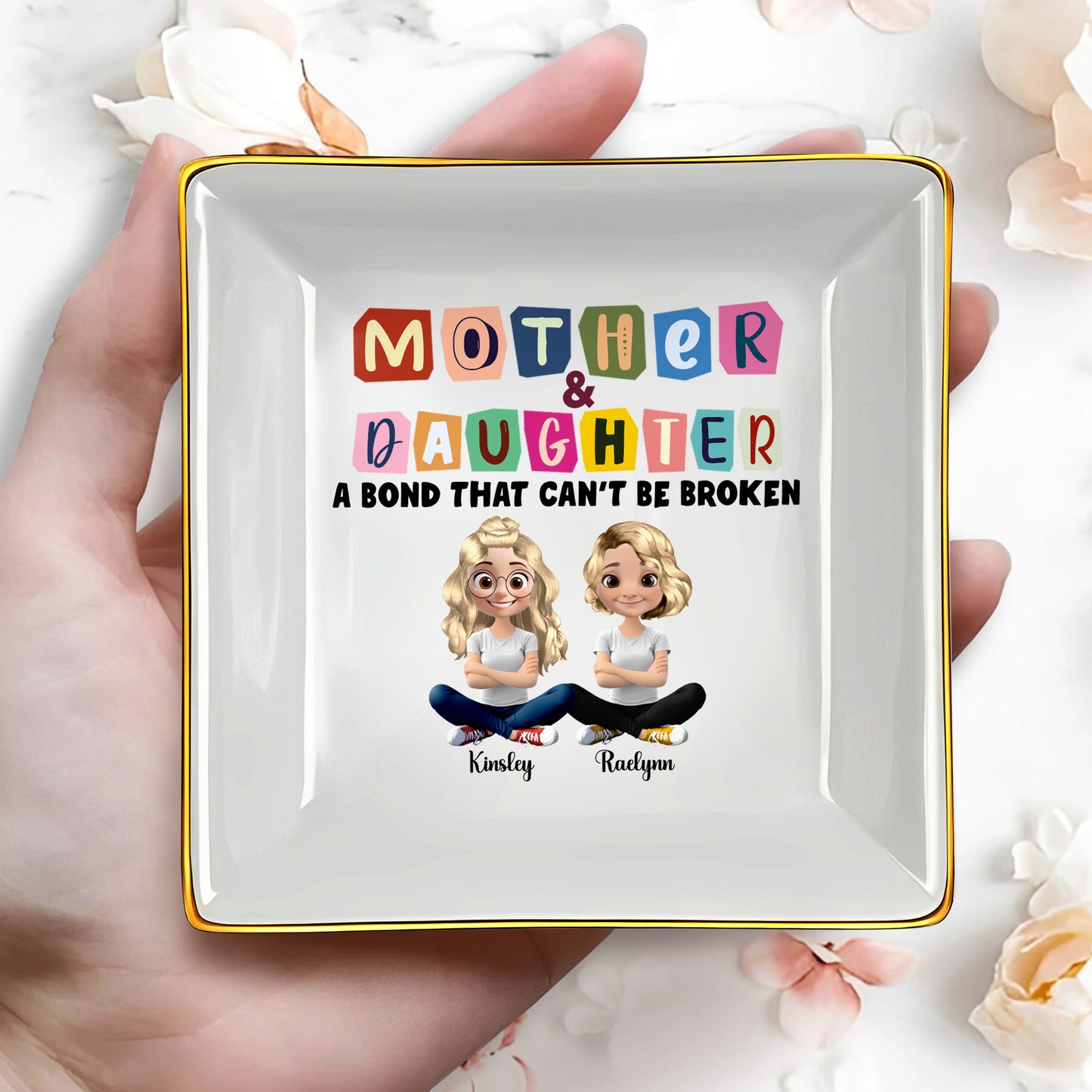 Mère et fille : un lien indéfectible, personnages de dessins animés – Coupe à bijoux personnalisée, coupelle en céramique, forme carrée – MOM037_SCRF