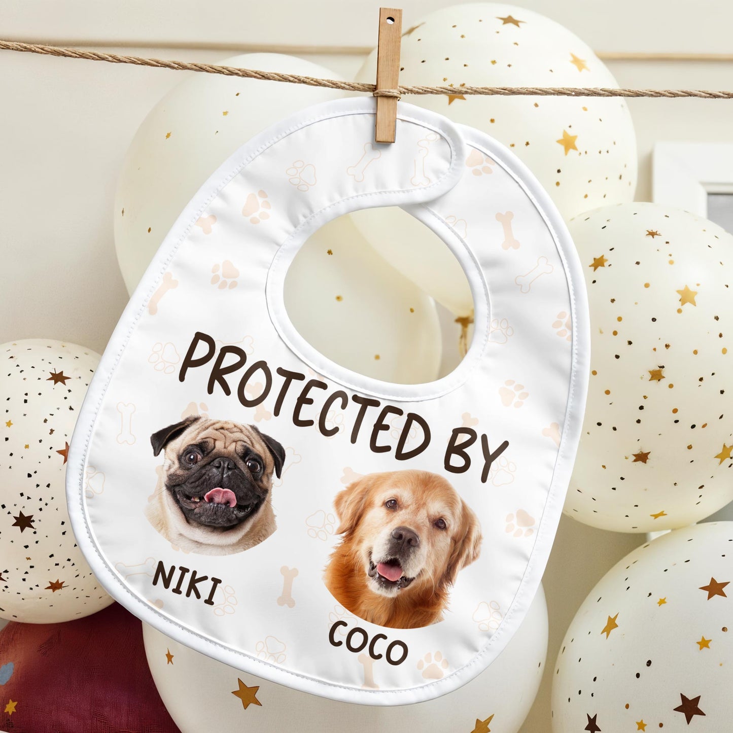 Protegido por Niki y Coco, Perros y Huellas - Babero Personalizado - PET112_BBB