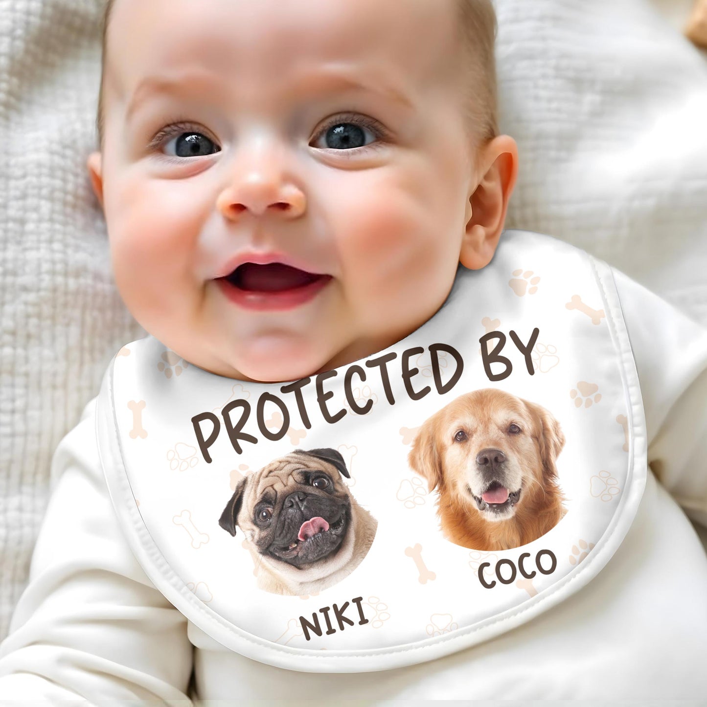 Protegido por Niki y Coco, Perros y Huellas - Babero Personalizado - PET112_BBB