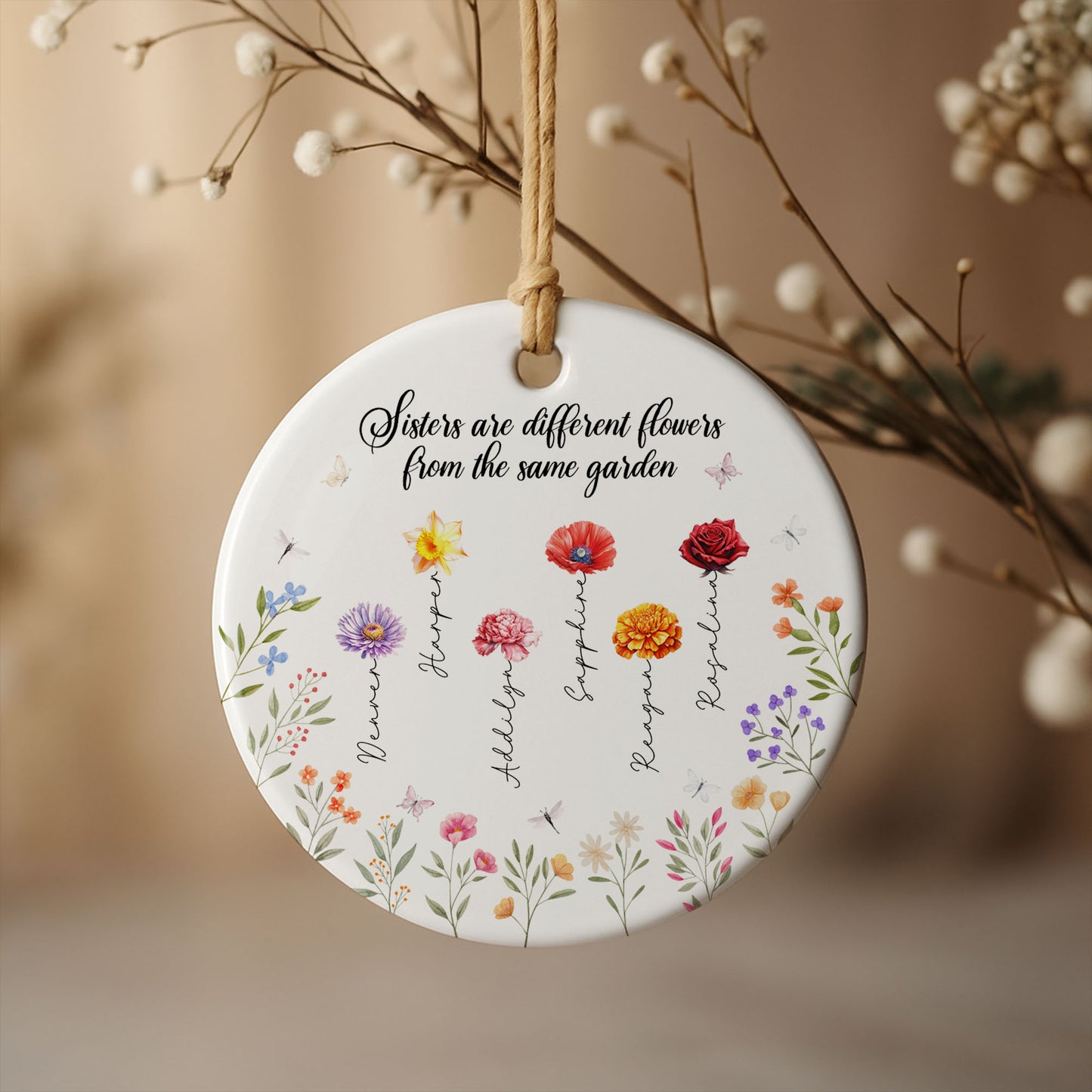 Hermanas son flores diferentes del mismo jardín - Adorno de cerámica personalizado con forma redonda - BST043_RCE