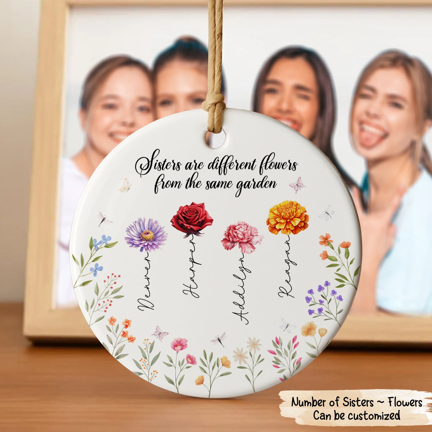 Hermanas son flores diferentes del mismo jardín - Adorno de cerámica personalizado con forma redonda - BST043_RCE