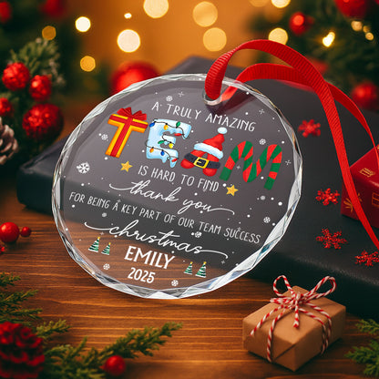 Un agradecimiento verdaderamente increíble para nuestro equipo, Papá Noel y los regalos - Adorno circular de vidrio personalizado - COL035_CGOR 