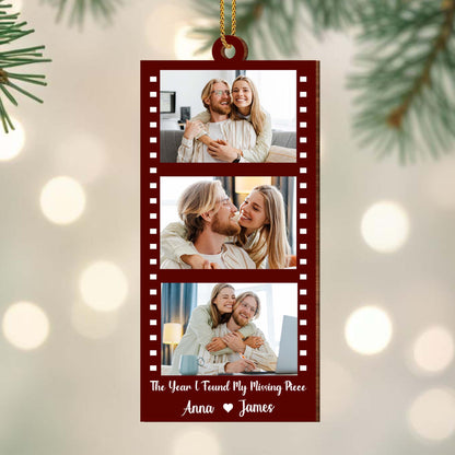 Adorno de pareja "El año que encontré la pieza que me faltaba" - Adorno de madera personalizado, forma personalizada - CPL099_WDO