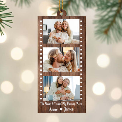 Adorno de pareja "El año que encontré la pieza que me faltaba" - Adorno de madera personalizado, forma personalizada - CPL099_WDO