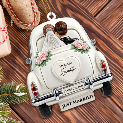 Celebración de recién casados ​​con coche de bodas clásico - Adorno de madera personalizado, forma personalizada - CPL114_WDO