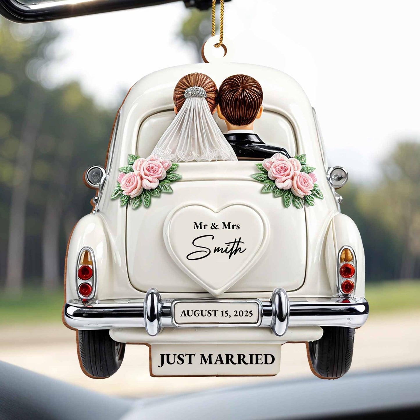 Celebración de recién casados ​​con coche de bodas clásico - Adorno de madera personalizado, forma personalizada - CPL114_WDO