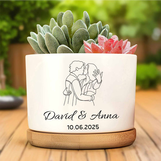 Pot de fleurs en céramique personnalisé, prénom et date, couple enlacé - CPL403_CEP