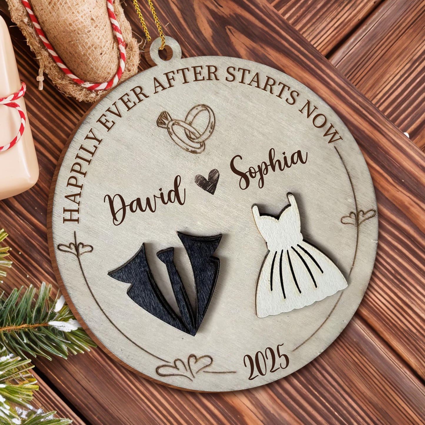 L'année où nous sommes devenus nous-mêmes, cœur, robe de mariée et costume - Décoration en bois personnalisée, forme personnalisée - CPL490_WDO