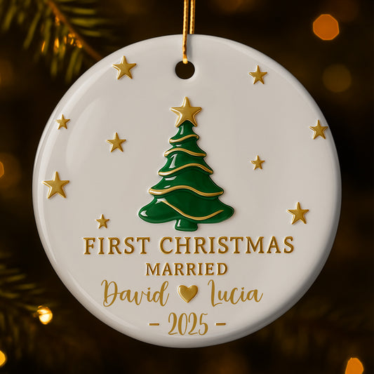 Primera Navidad de casados ​​con árbol de Navidad y estrellas - Adorno de cerámica personalizado con forma redonda - CPL492_RCE