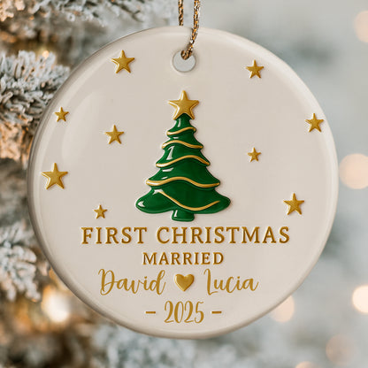 Primera Navidad de casados ​​con árbol de Navidad y estrellas - Adorno de cerámica personalizado con forma redonda - CPL492_RCE
