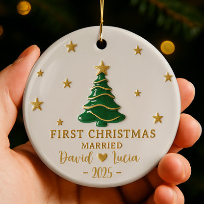 Primera Navidad de casados ​​con árbol de Navidad y estrellas - Adorno de cerámica personalizado con forma redonda - CPL492_RCE
