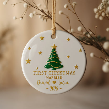 Primera Navidad de casados ​​con árbol de Navidad y estrellas - Adorno de cerámica personalizado con forma redonda - CPL492_RCE