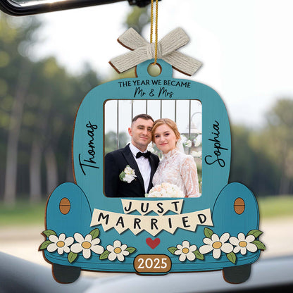 Just Married, Car And Flowers Design