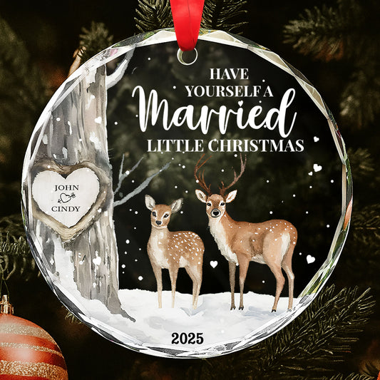 Celebra una Navidad de casados ​​con diseño de ciervo y corazón - Adorno circular de cristal personalizado - CPL508_CGOR 