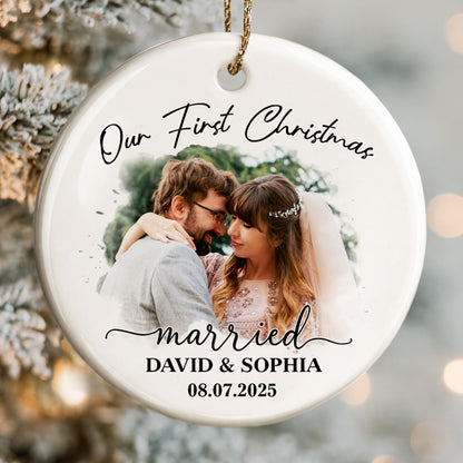 Nuestra primera Navidad de casados, pareja de novios - Adorno de cerámica personalizado con forma redonda - CPL540_RCE