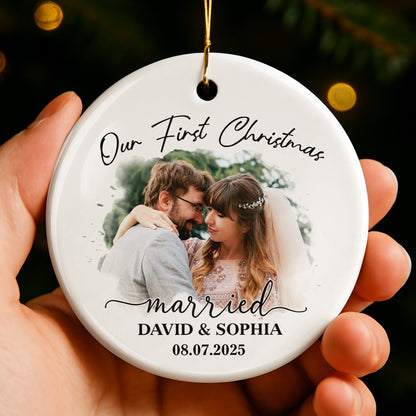Nuestra primera Navidad de casados, pareja de novios - Adorno de cerámica personalizado con forma redonda - CPL540_RCE