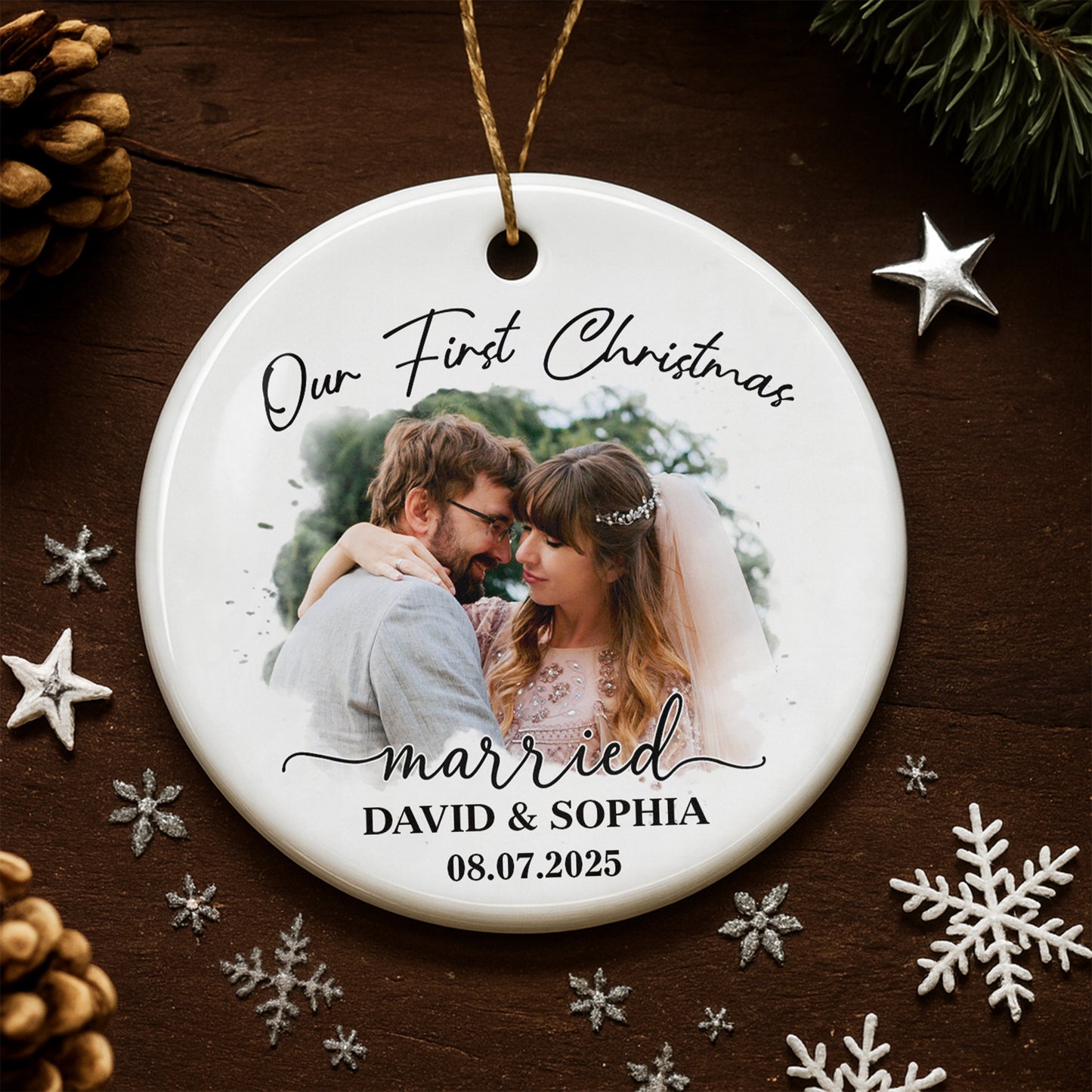 Nuestra primera Navidad de casados, pareja de novios - Adorno de cerámica personalizado con forma redonda - CPL540_RCE