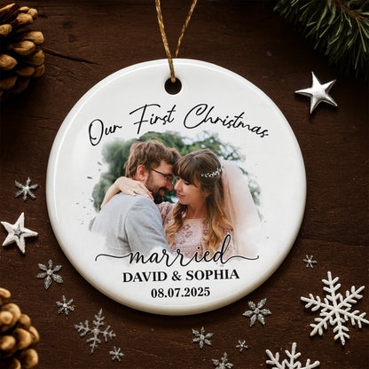 Nuestra primera Navidad de casados, pareja de novios - Adorno de cerámica personalizado con forma redonda - CPL540_RCE