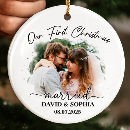 Nuestra primera Navidad de casados, pareja de novios - Adorno de cerámica personalizado con forma redonda - CPL540_RCE