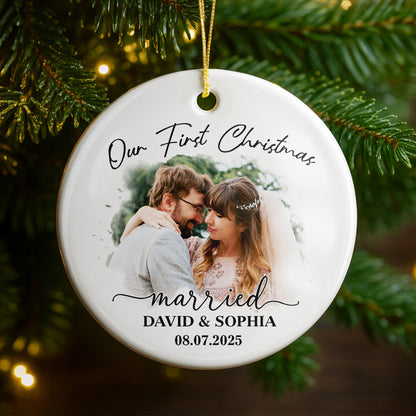 Nuestra primera Navidad de casados, pareja de novios - Adorno de cerámica personalizado con forma redonda - CPL540_RCE