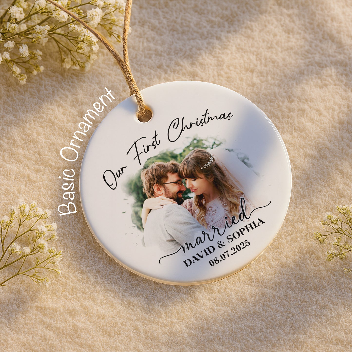 Nuestra primera Navidad de casados, pareja de novios - Adorno de cerámica personalizado con forma redonda - CPL540_RCE