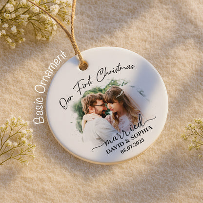 Nuestra primera Navidad de casados, pareja de novios - Adorno de cerámica personalizado con forma redonda - CPL540_RCE