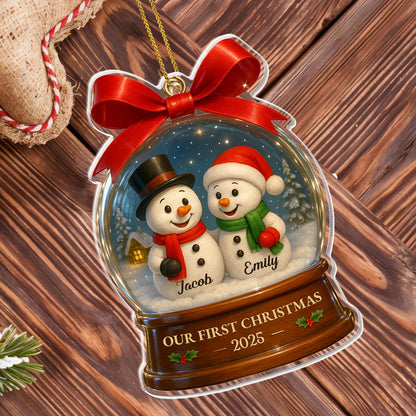 Nuestra primera Navidad con alegres muñecos de nieve en una bola de nieve - Adorno acrílico personalizado, regalo de Navidad - CPL552_ACO