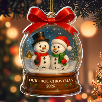 Nuestra primera Navidad con alegres muñecos de nieve en una bola de nieve - Adorno acrílico personalizado, regalo de Navidad - CPL552_ACO
