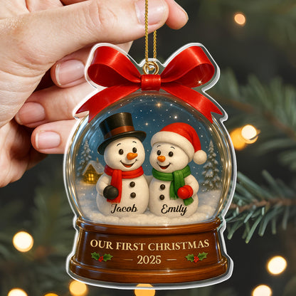 Nuestra primera Navidad con alegres muñecos de nieve en una bola de nieve - Adorno acrílico personalizado, regalo de Navidad - CPL552_ACO