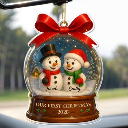 Nuestra primera Navidad con alegres muñecos de nieve en una bola de nieve - Adorno acrílico personalizado, regalo de Navidad - CPL552_ACO