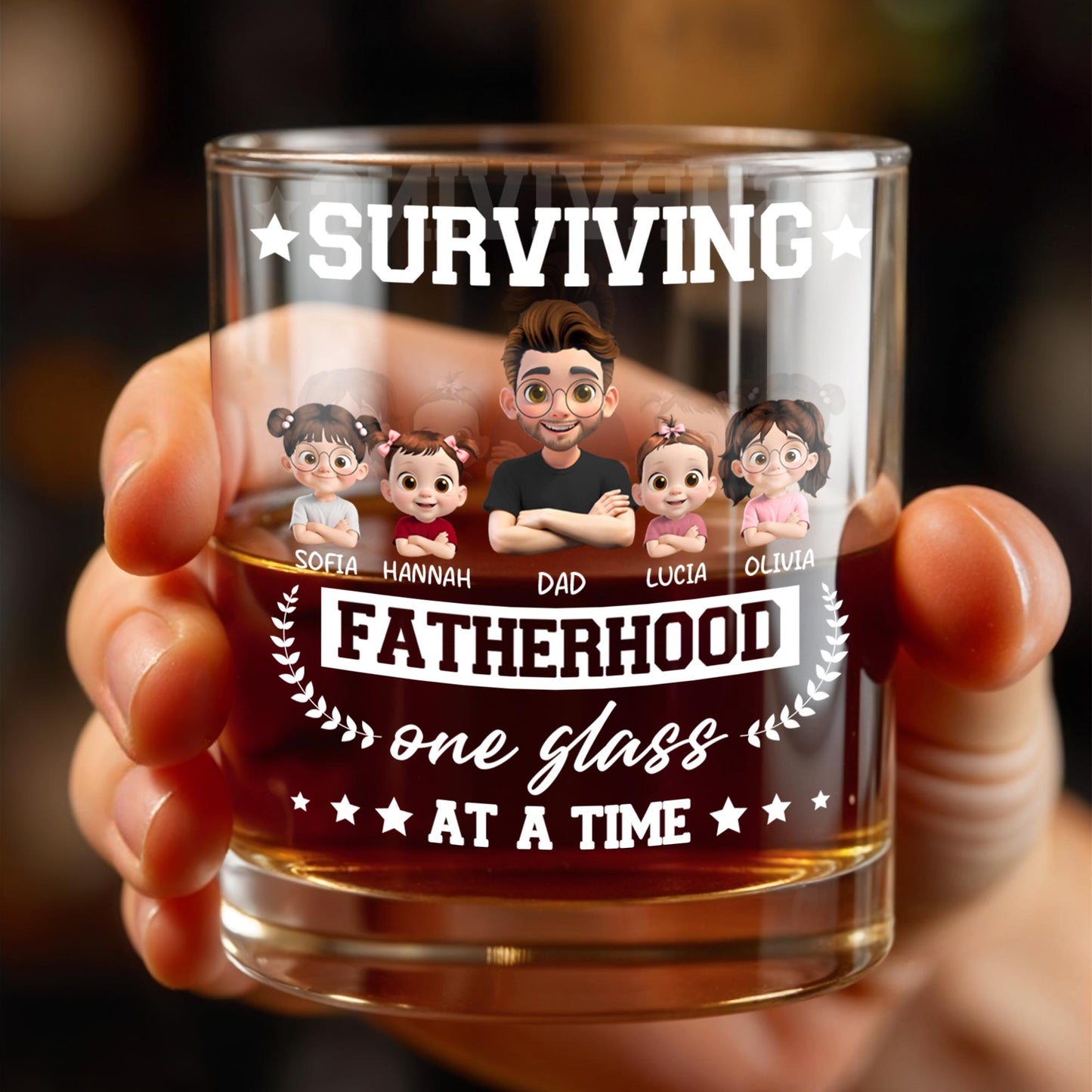 Survivre à la paternité, un verre à la fois, Famille de dessins animés - Verre à whisky personnalisé - DAD115_RWG