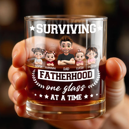 Survivre à la paternité, un verre à la fois, Famille de dessins animés - Verre à whisky personnalisé - DAD115_RWG