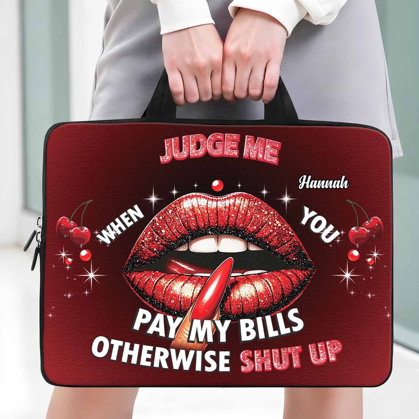 Jugez-moi quand vous payez mes factures ! Motif lèvres audacieuses – Sac pour ordinateur portable personnalisé, housse pour ordinateur portable – DTG004_LAPBAG