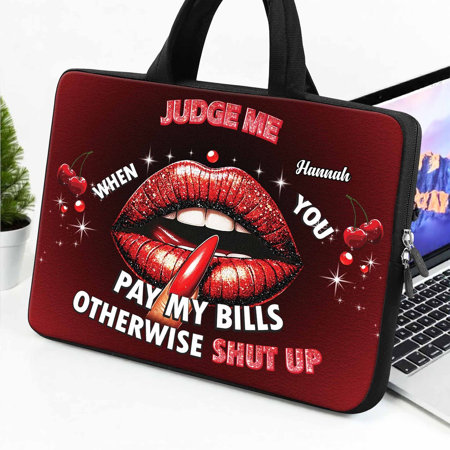 Jugez-moi quand vous payez mes factures ! Motif lèvres audacieuses – Sac pour ordinateur portable personnalisé, housse pour ordinateur portable – DTG004_LAPBAG