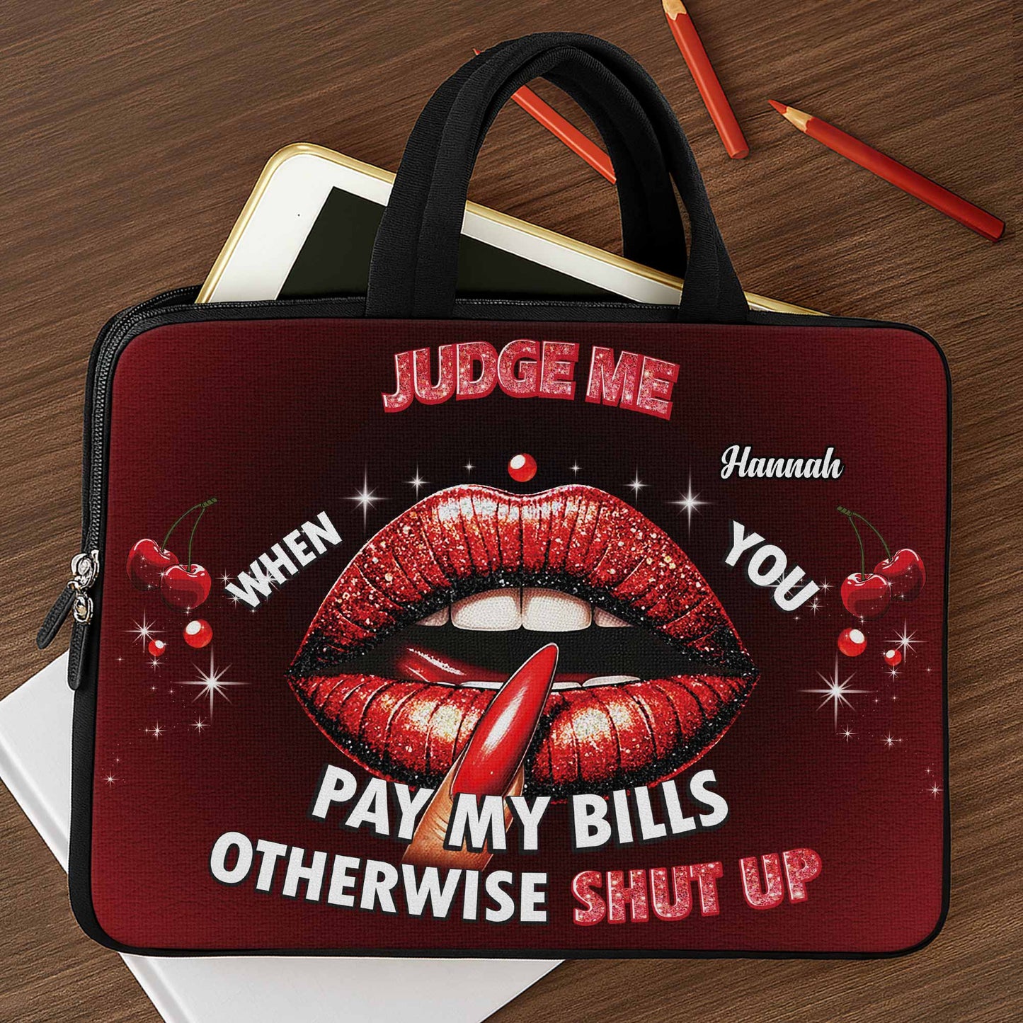 Jugez-moi quand vous payez mes factures ! Motif lèvres audacieuses – Sac pour ordinateur portable personnalisé, housse pour ordinateur portable – DTG004_LAPBAG