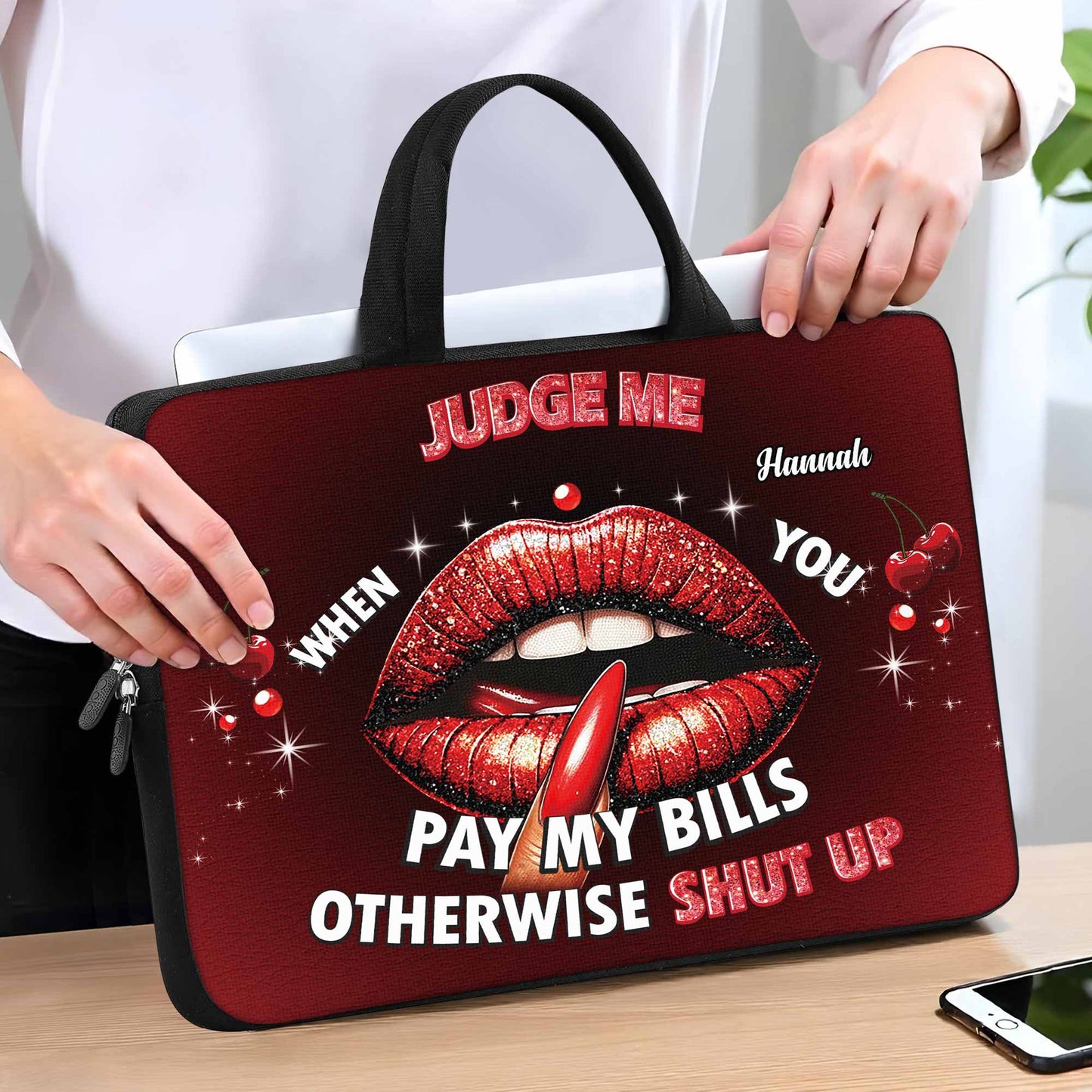 Jugez-moi quand vous payez mes factures ! Motif lèvres audacieuses – Sac pour ordinateur portable personnalisé, housse pour ordinateur portable – DTG004_LAPBAG