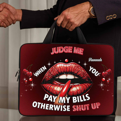 Jugez-moi quand vous payez mes factures ! Motif lèvres audacieuses – Sac pour ordinateur portable personnalisé, housse pour ordinateur portable – DTG004_LAPBAG