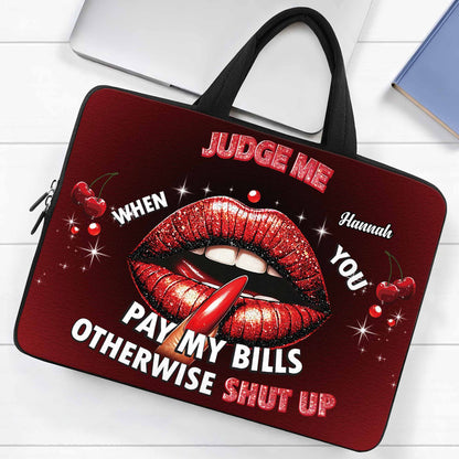 Jugez-moi quand vous payez mes factures ! Motif lèvres audacieuses – Sac pour ordinateur portable personnalisé, housse pour ordinateur portable – DTG004_LAPBAG