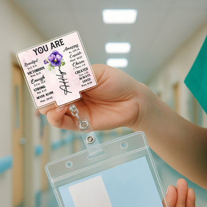 Insignia personalizada "Eres hermosa, victoriosa y comprometida" - Carrete de insignia acrílico personalizado - DTG039_AREEL