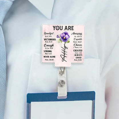 Insignia personalizada "Eres hermosa, victoriosa y comprometida" - Carrete de insignia acrílico personalizado - DTG039_AREEL