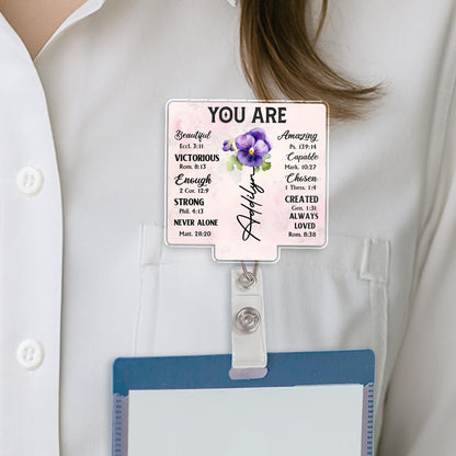 Insignia personalizada "Eres hermosa, victoriosa y comprometida" - Carrete de insignia acrílico personalizado - DTG039_AREEL