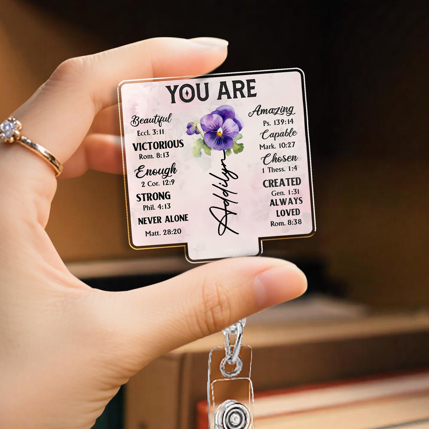 Insignia personalizada "Eres hermosa, victoriosa y comprometida" - Carrete de insignia acrílico personalizado - DTG039_AREEL