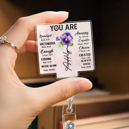 Insignia personalizada "Eres hermosa, victoriosa y comprometida" - Carrete de insignia acrílico personalizado - DTG039_AREEL